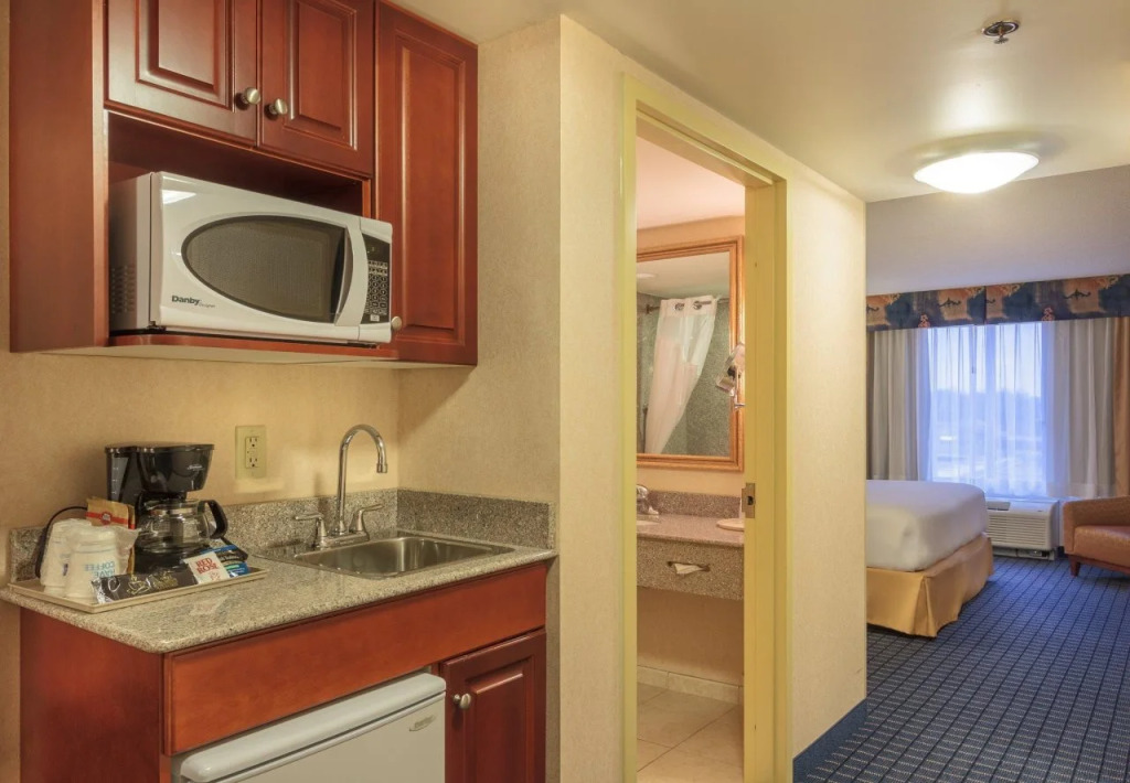 Holiday Inn Express & Suites - Belleville by IHG