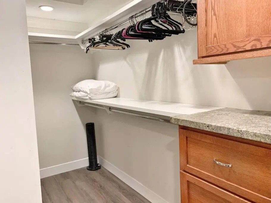 Cute Home 7 Blocks To Beach . Xbox . Bikes . Pets