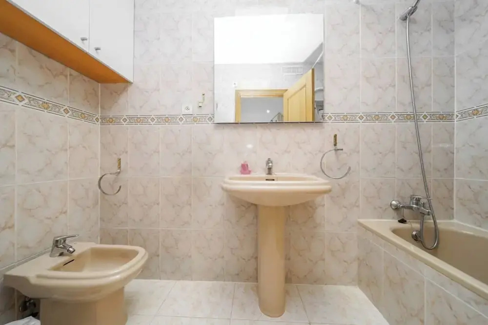 Modern 3-bed Apt, Sleeps 7, 6 Min Walk to Beach
