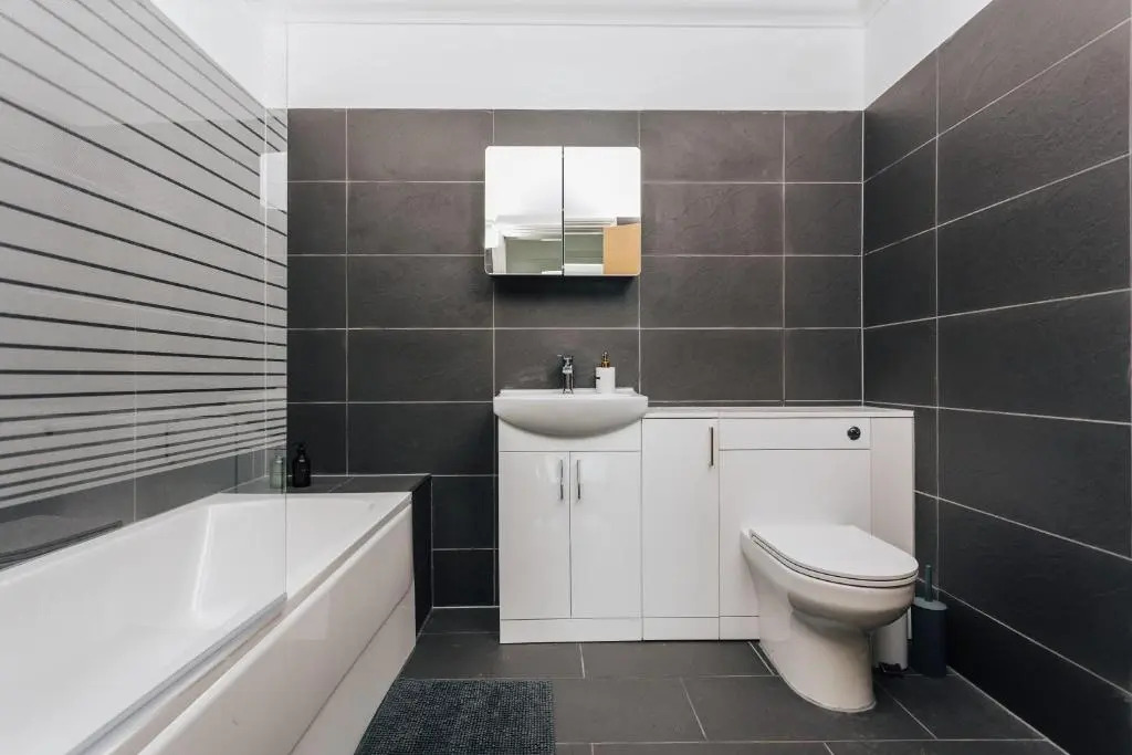 Spacious 2 bedroom flat near beach and town centre