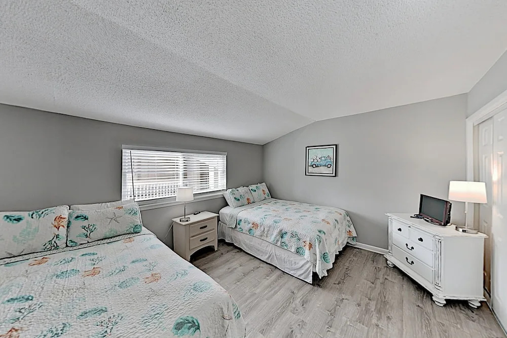 Newly Remodeled W/ Pool - Steps To Beach! 2 Bedroom Condo