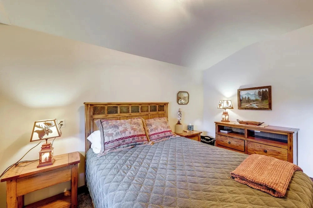Waterfront Saloon-themed Cabin on Flathead River