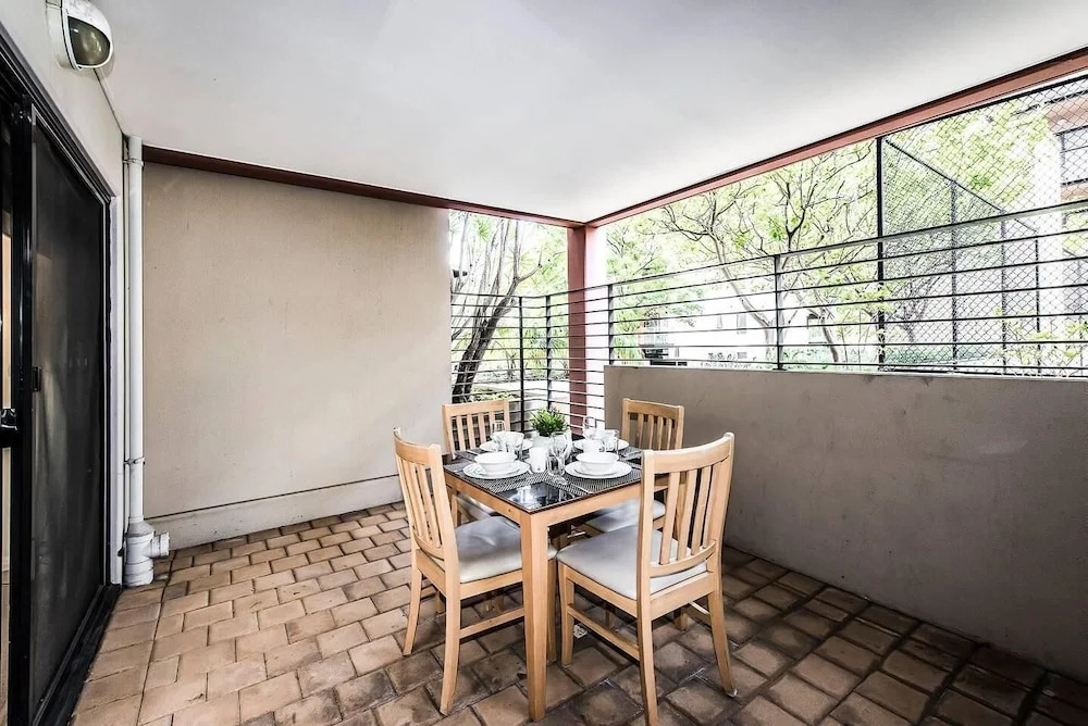 Two bedroom Apt next to Perth CBD with Parking.