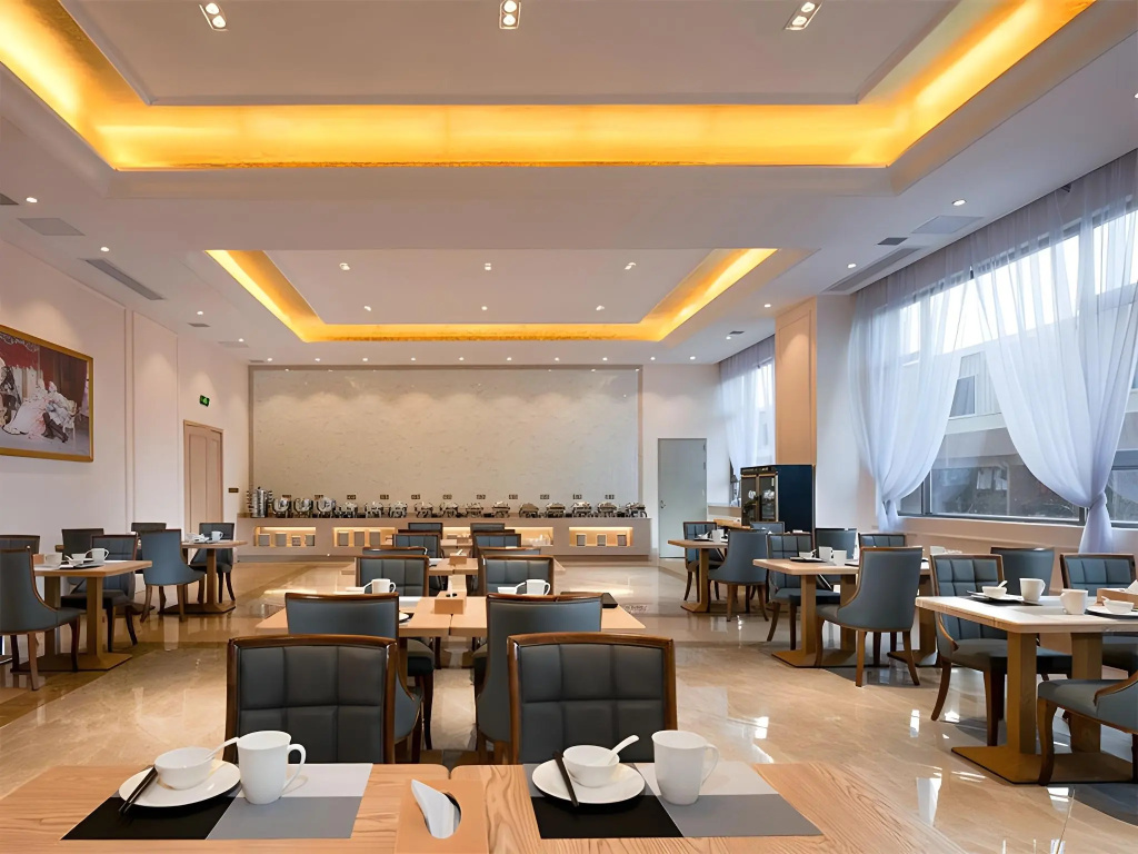 Vienna International Hotel Qishi Center Branch in Dongguan, Guangdong.
