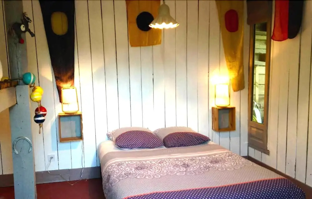 Ille Flottante, Maison éclusière et hébergements insolites sur le canal