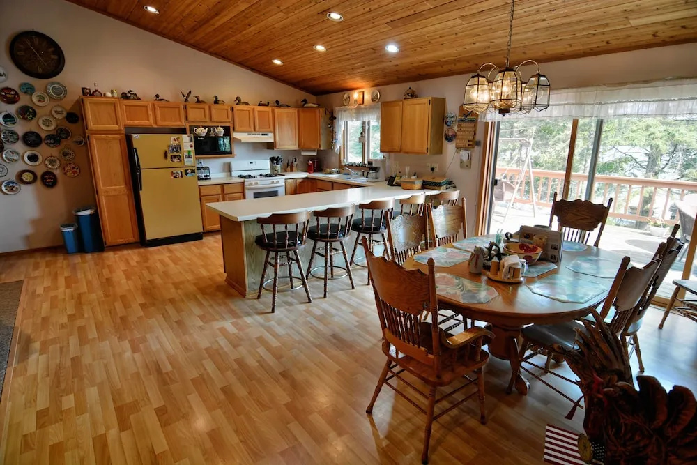 Best Cozy Abode for 12 Over Birkie 4 Bedrooms 2 Bathrooms Condo