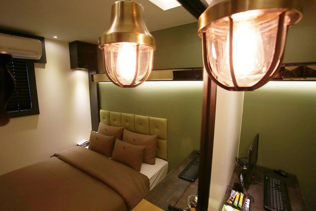 Achasan Station Wall Hotel