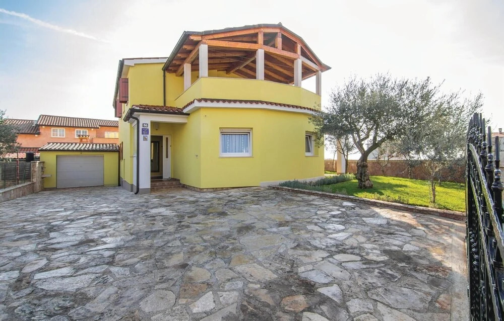 Awesome Home in Vodnjan With 4 Bedrooms, Outdoor Swimming Pool and Wifi