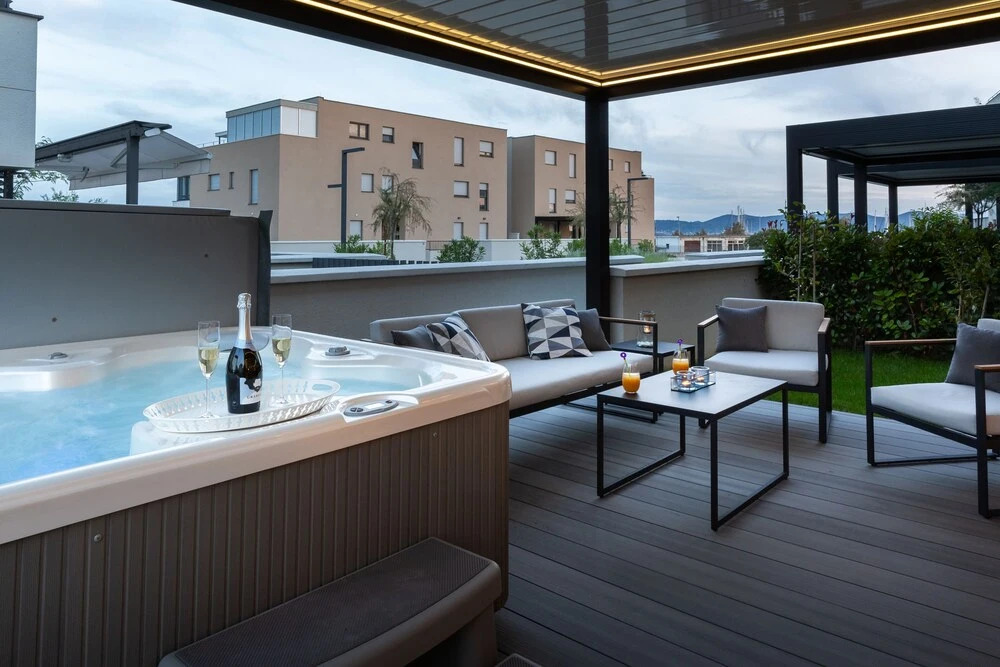 Shell Luxury Residences with Pool and Whirlpool