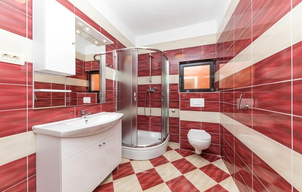 Stunning Apartment in Okrug Donji With 2 Bedrooms and Wifi