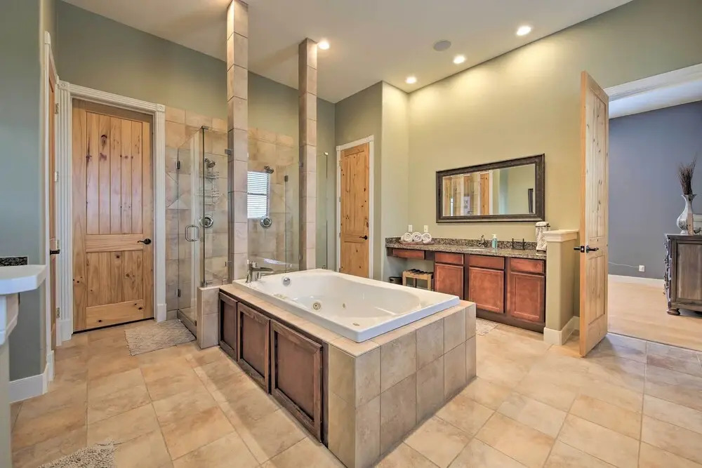 Lakeview Escape w/ Hot Tub, 1 Mi to Canyon Lake