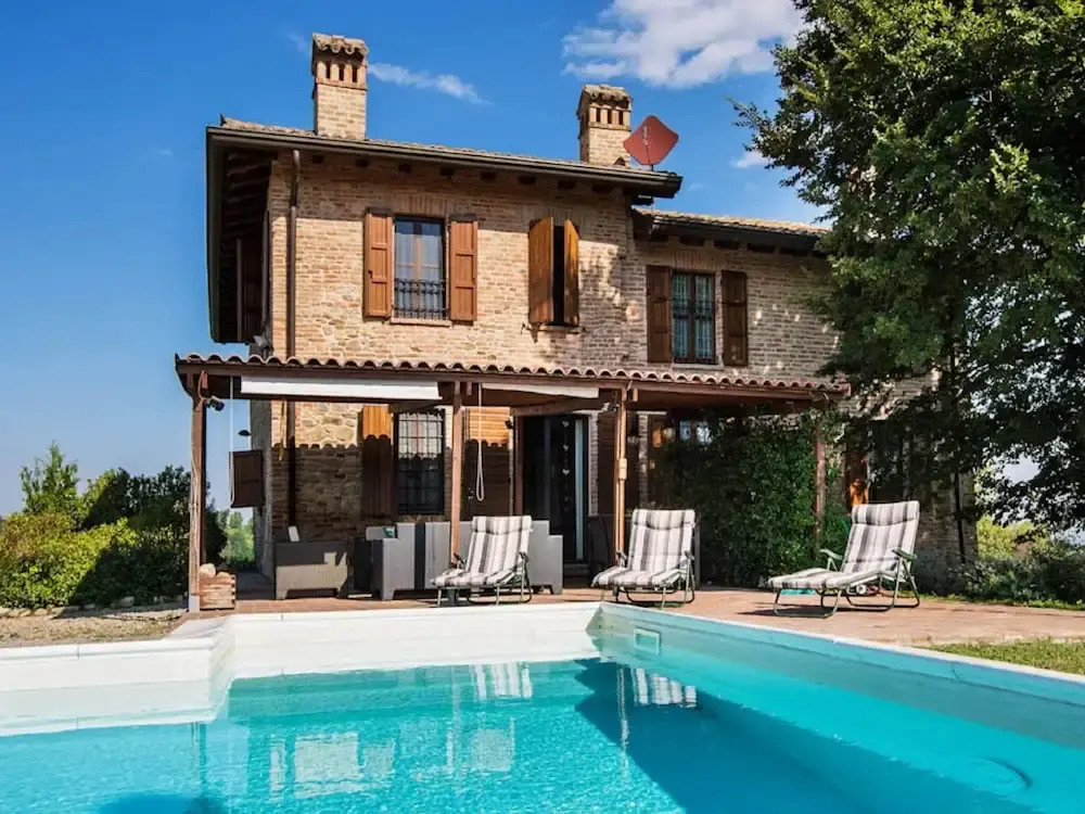 Sunny Holiday Home With Swimming Pool