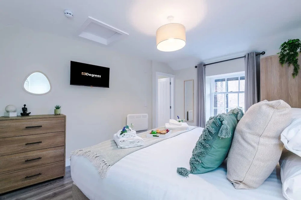 NEW Stylish 1-bed Flat Great Location Sleeps 4