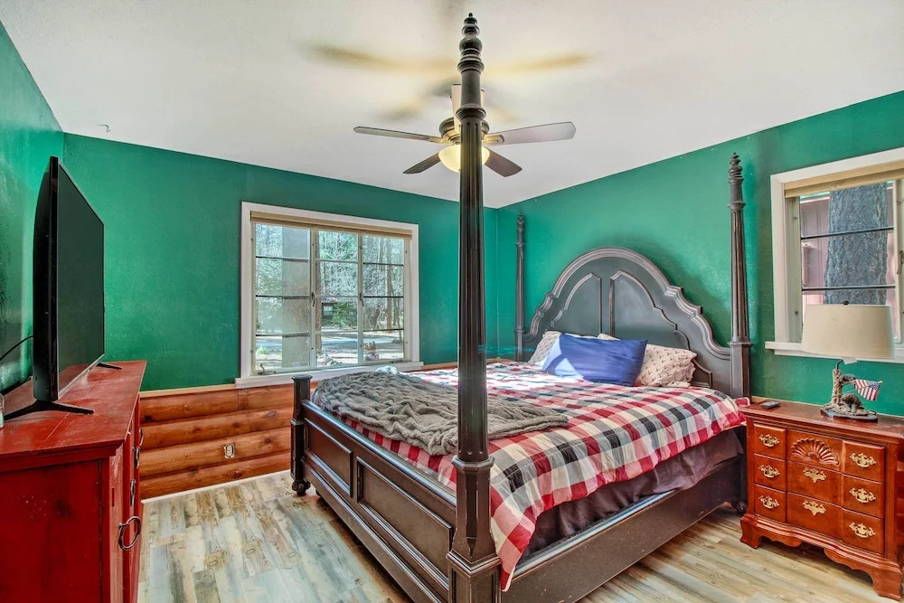 Furnished Patio & Fire Pit: Pinetop Cabin