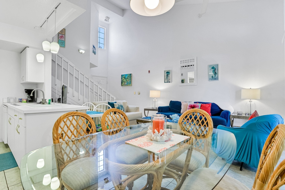 Breezy Townhouse With a Pool, hot Tub, Patio, Central AC, and Washer/dryer