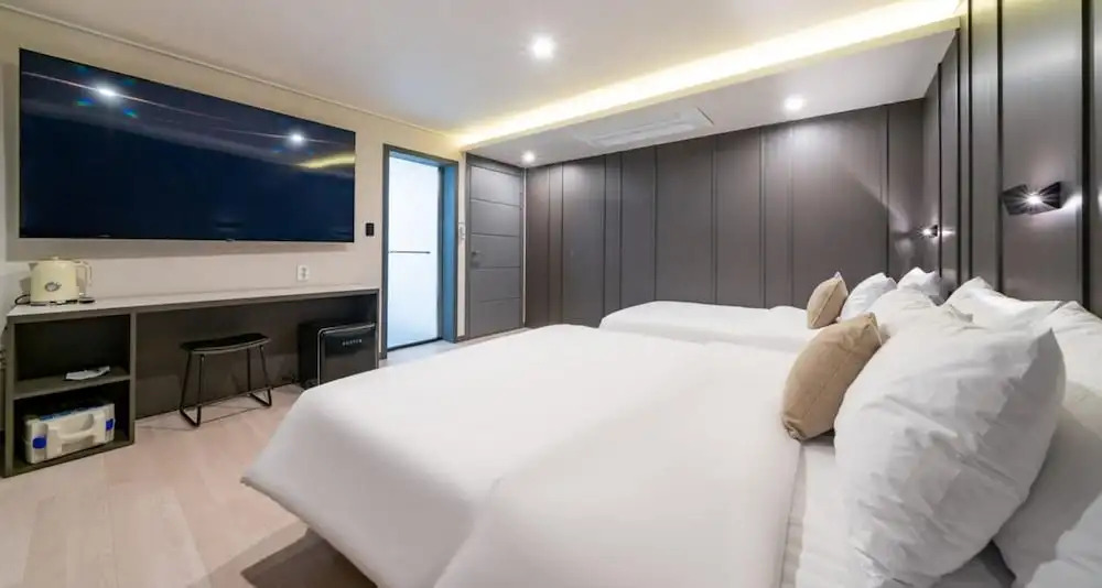 Two H Hotel