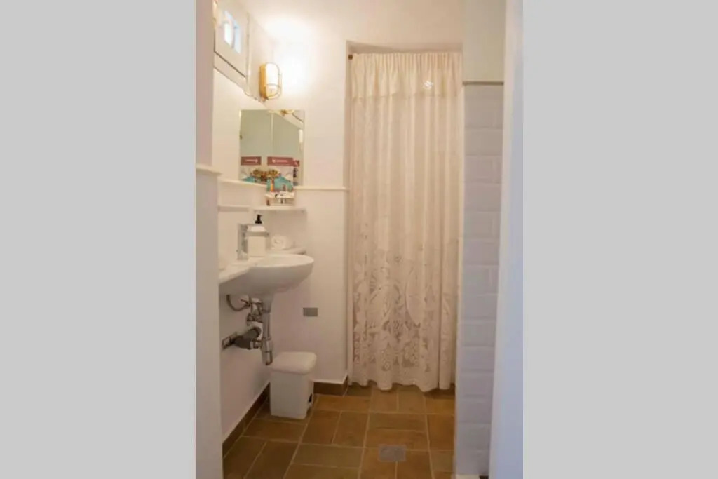 250 metres from the sea an independent tiny house with a yard full of flowers! Spitaki the Little House!