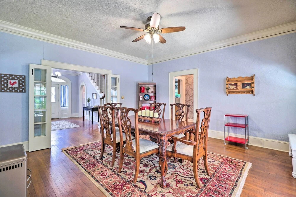 1920s Corsicana Home: Group Getaway Near Downtown!