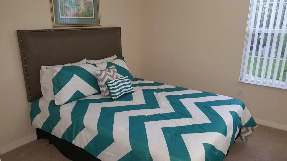 3br, 2.5ba Townhome W/ Sunny Rear Yard 3 Bedroom Townhouse by Redawning