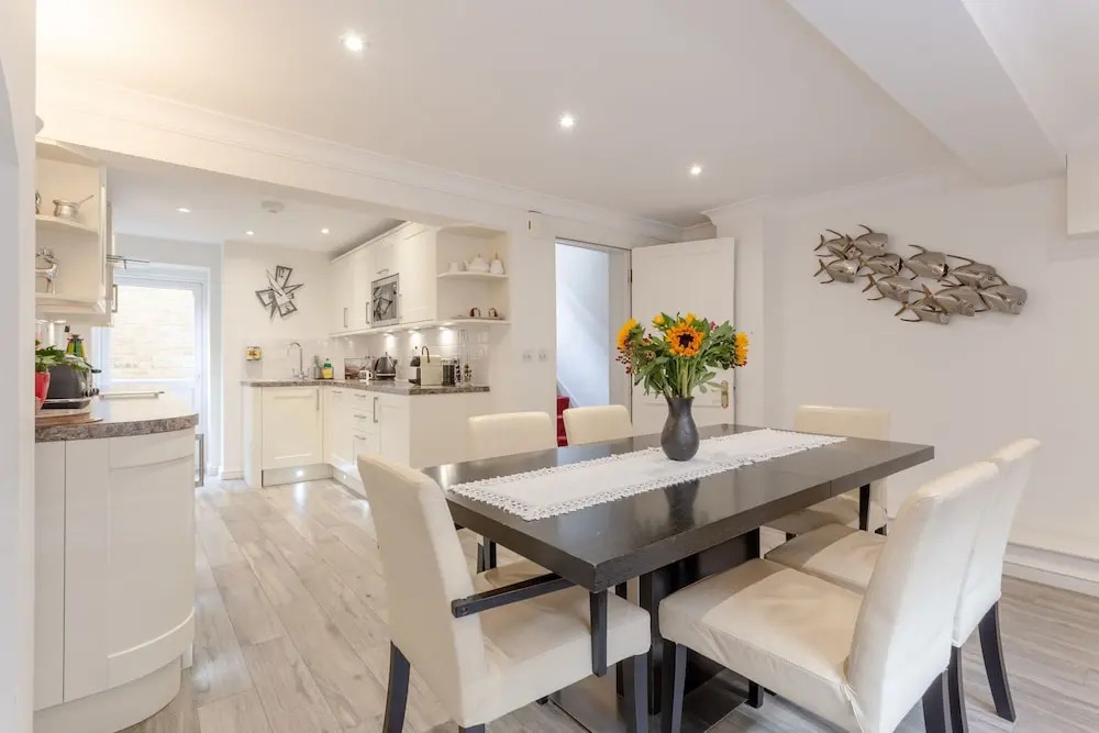 Lovely 4 Bedroom, 3 Storey East London House With Garden