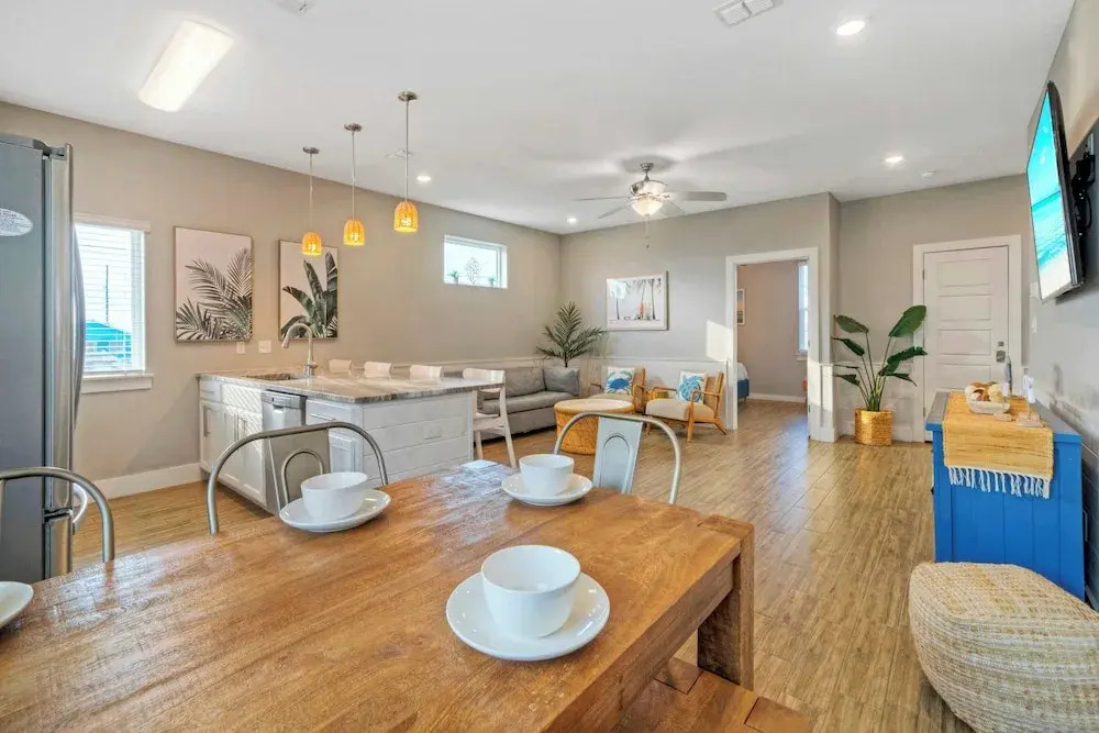 Sleeps 33! 4 Condos, Walk to the Beach, Resort-style Pool, Endless Summer Resort