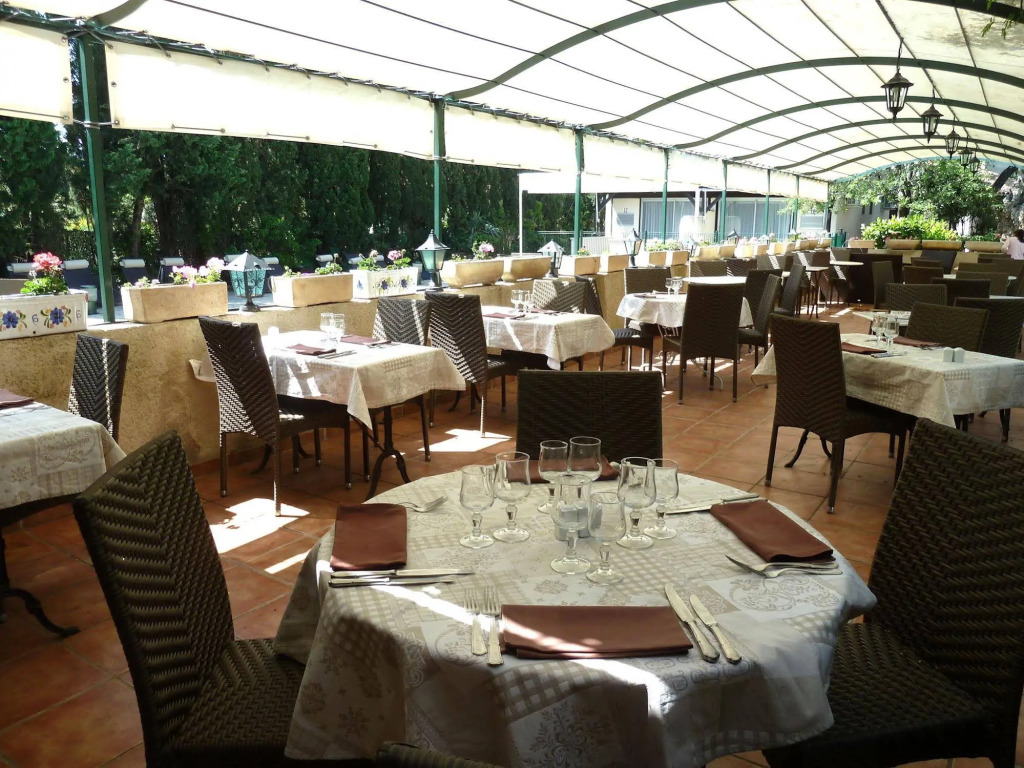 Logis Hôtel - Restaurant Résidence Les Cèdres