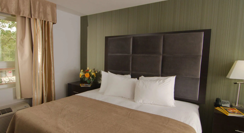 Paradise Inn and Suites Redwater