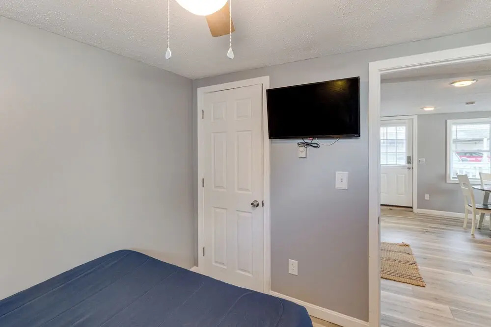 Walk to Public Beach Access! Breezy Hampton Condo