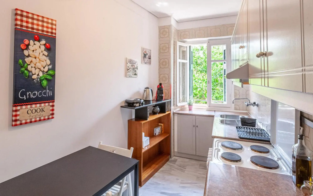 Sunny 75 sq m 2nd floor Apt @historic center-bohemian Psiri-VFM