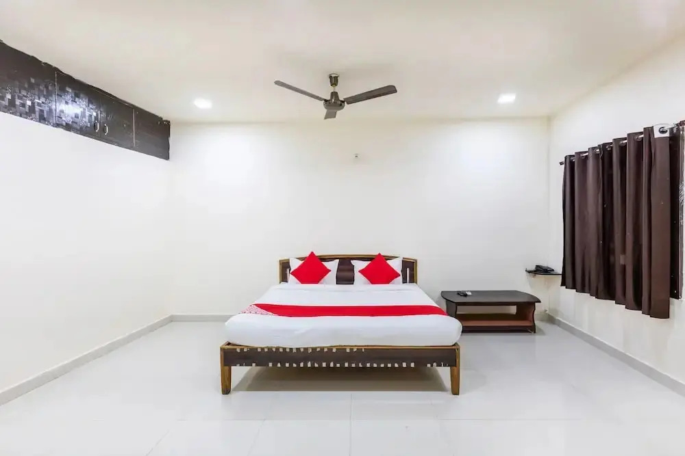 Hotel Lake City Pride  by OYO Rooms