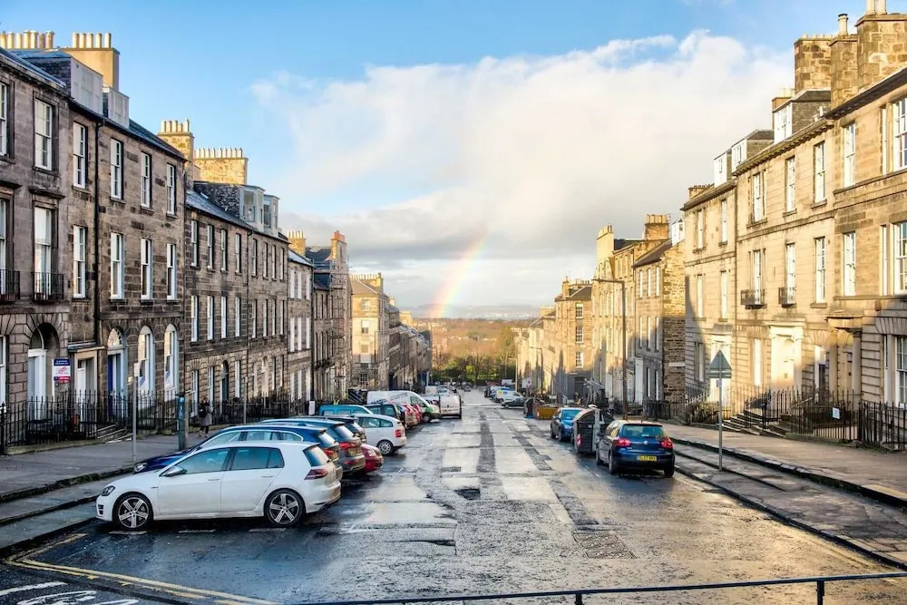 Modern Home 5 Minutes Walk From Princes Street