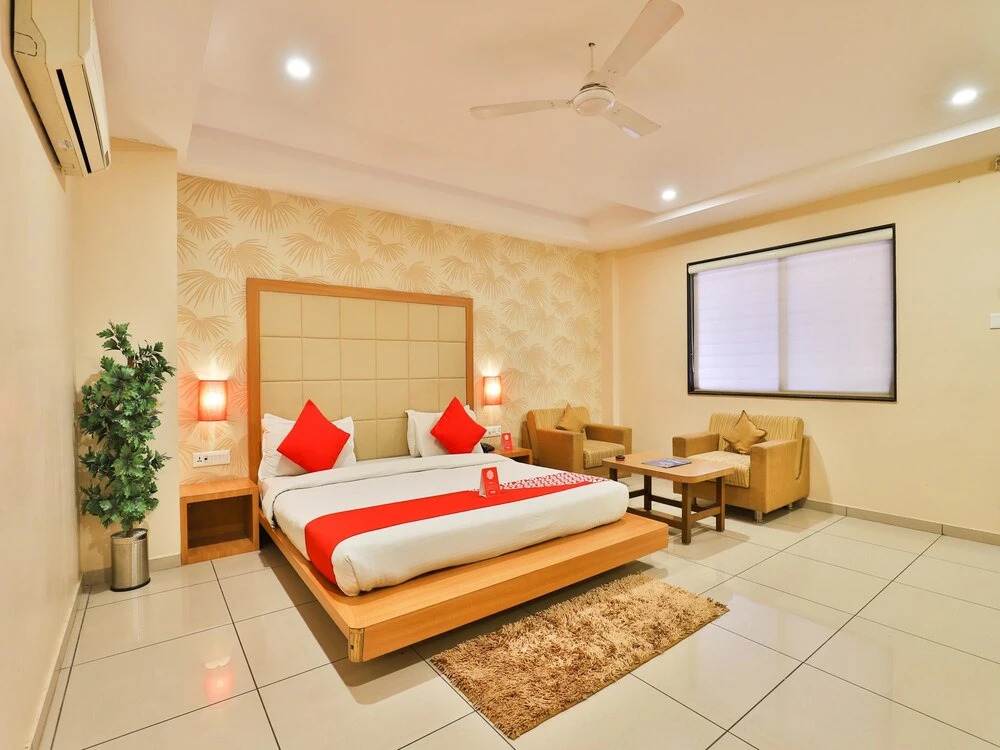 OYO 14296 The Galaxy Hotel