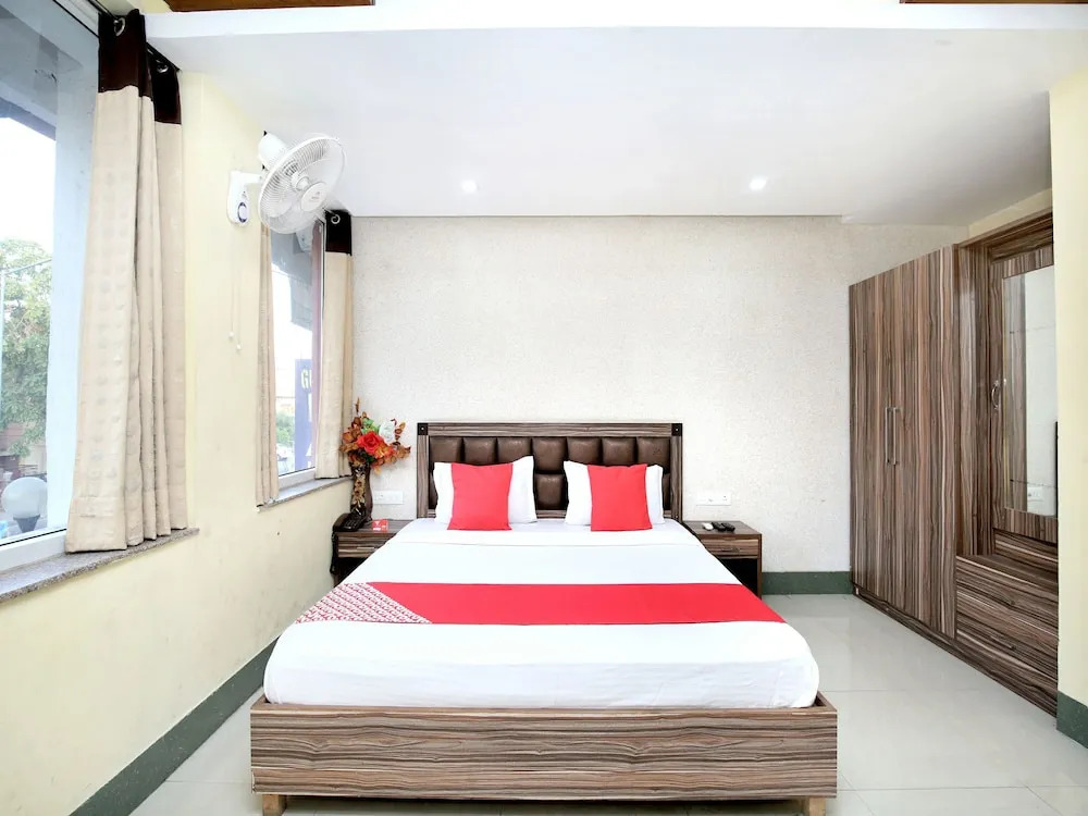 OYO 15030 Hotel ESS PEE Grand