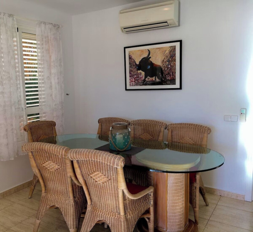 2 bed Apt, grt Location, Shared Pool, Outdoor Area