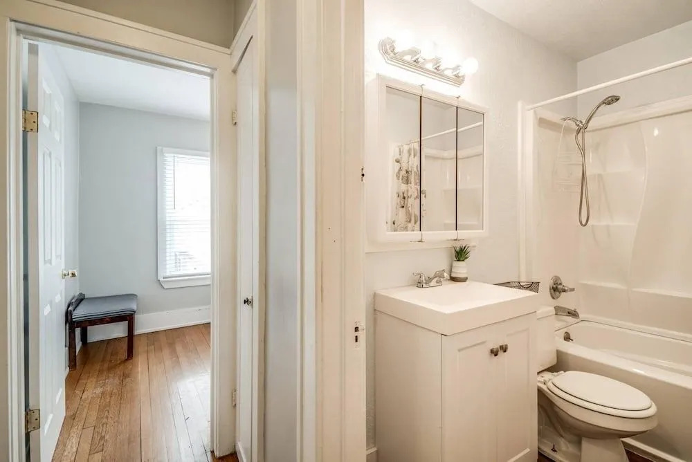 Shiny and comfortable Oakland House