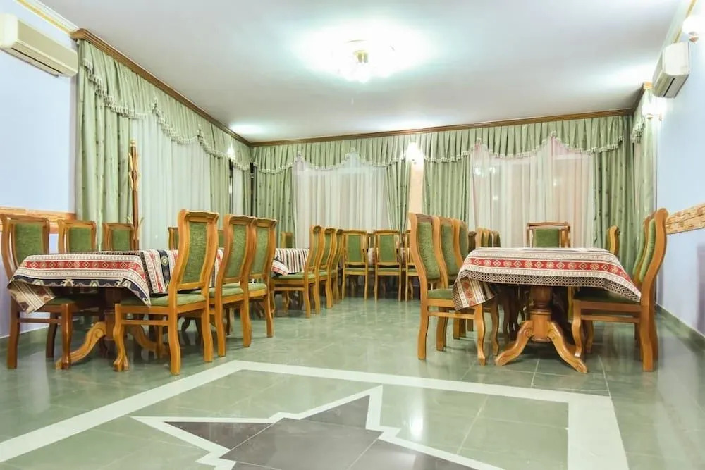 Green Hostel And Tours