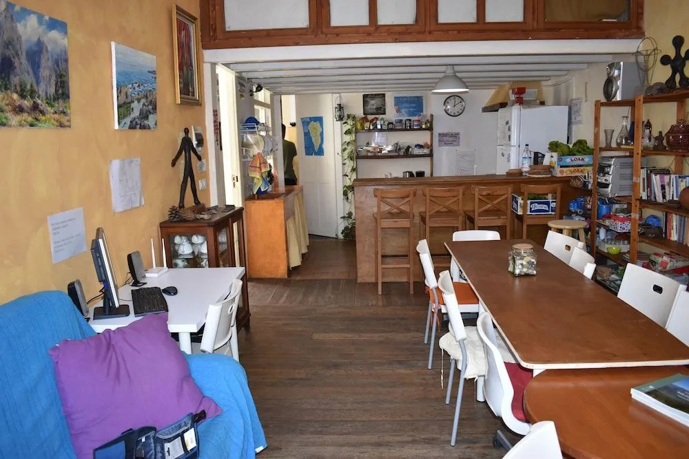 Hostel Albergue La Casa Encantada