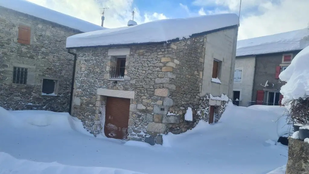 Grange de Caractere En Pierre Al Badiu