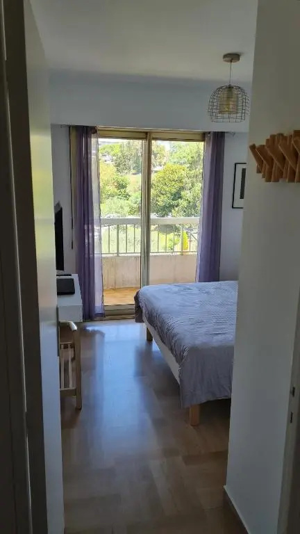 2P entièrement climatisé I Bien insonorisé I Wifi I A 300 m de la mer I Restaurants commerces et transports à 5mn à pied I Idéal 2 personnes I Possibilité 4 avec canapé lit de qualité I Très belle Douche
