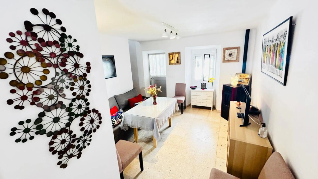 Cozy Town House With Terrace and Free Wifi