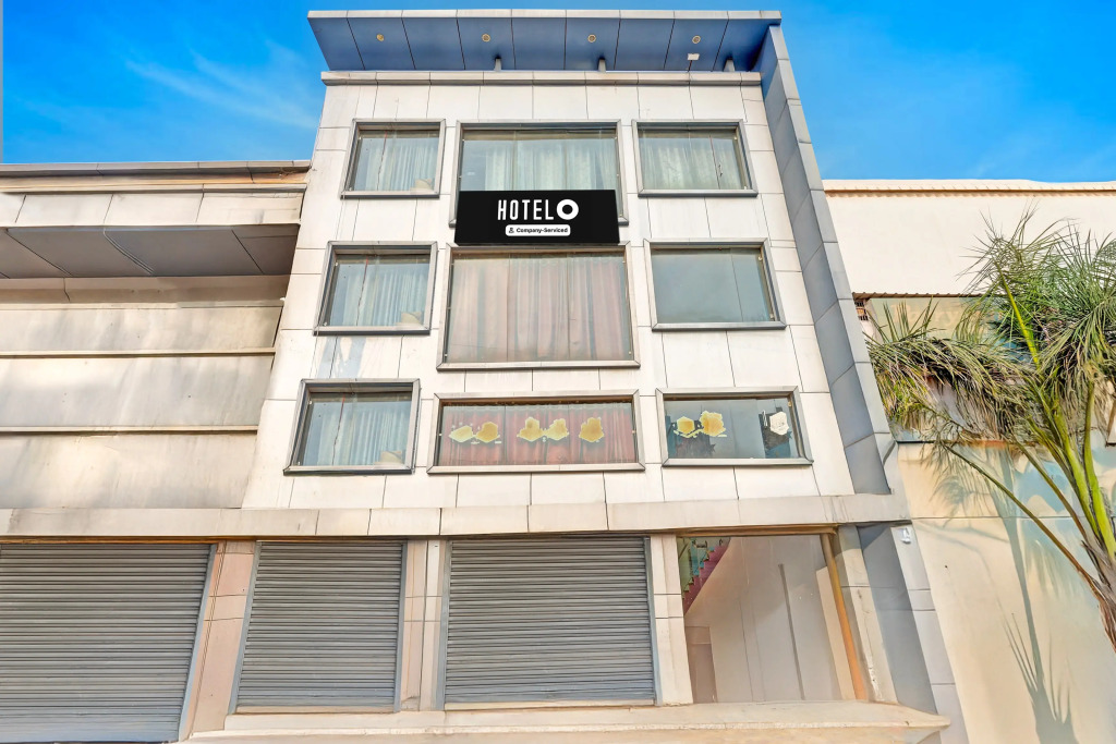 OYO 13672 Hotel Dhruv