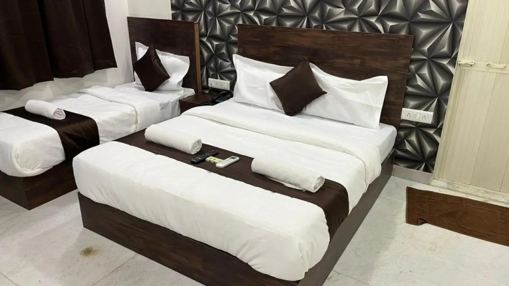 Hotel Plaza Rooms - Prabhadevi Dadar