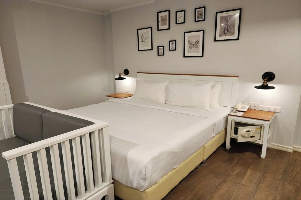 J PLACE HOTEL