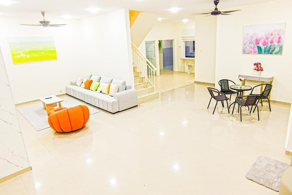 Modern Home at Kajang by HCK