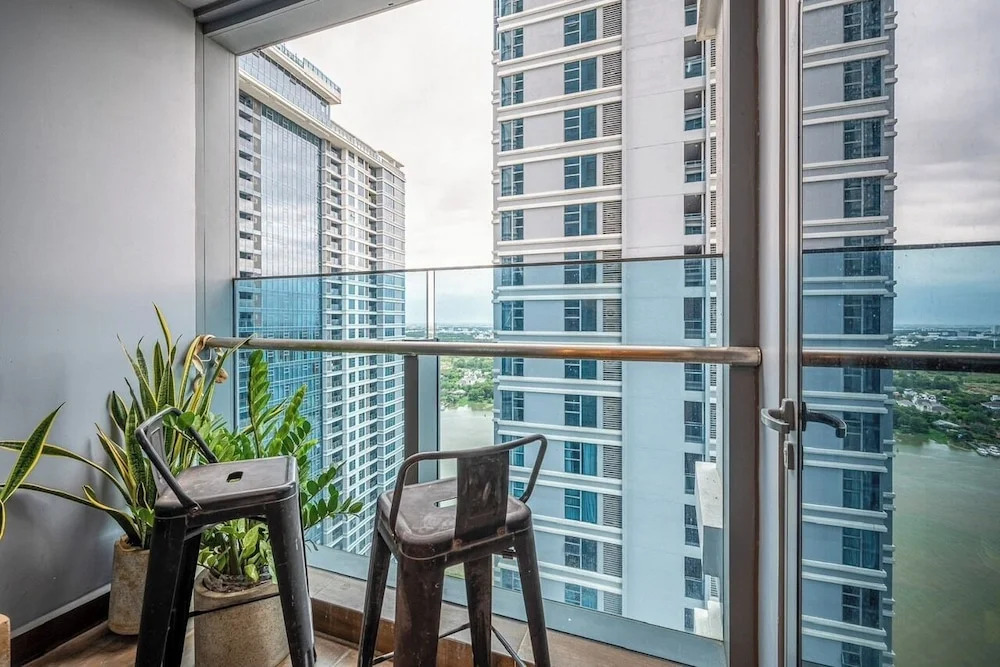Luxury Sunwah Apartment near Landmark 81 - City View