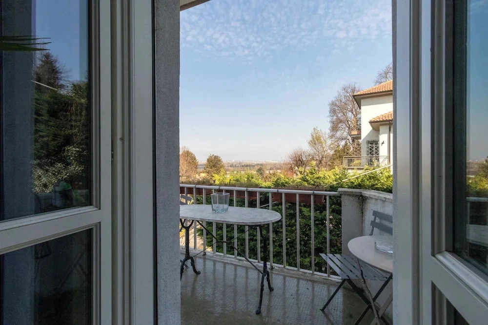 Guesthost - Charming Apt With Parking!