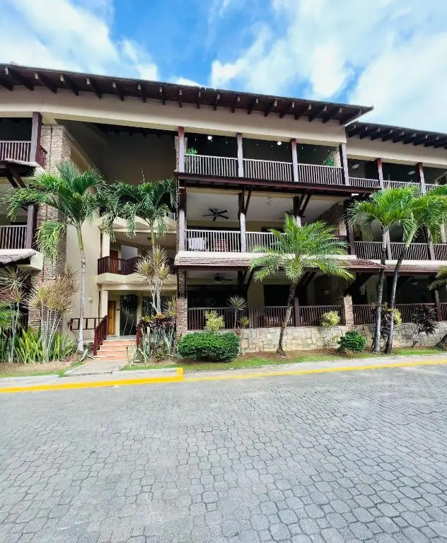 Lovely Beachfront 2 bedrooms condo with 2 pools
