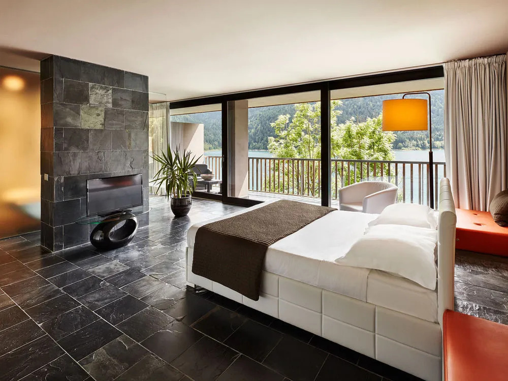 MAANJA Lake Front Suite and Restaurant