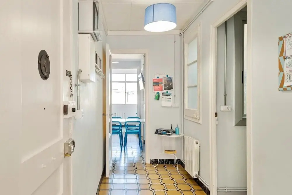 3 Bedroom Apt W/balcony 4 min to Tube