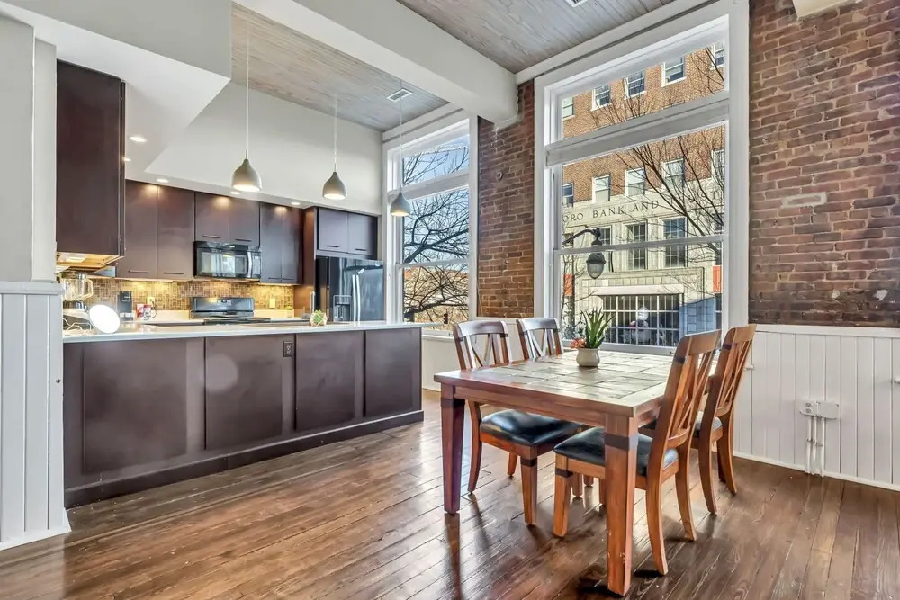 Elm St. Retro Retreat - Downtown Condo